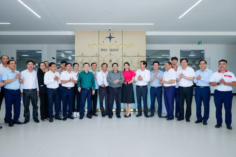 HỌC VIỆN HOTEL ACADEMY VIỆT NAM (VET BY EHL) VINH DỰ ĐÓN THỦ TƯỚNG CHÍNH PHỦ VÀ ĐOÀN CÔNG TÁC ĐẾN THĂM VÀ LÀM VIỆC