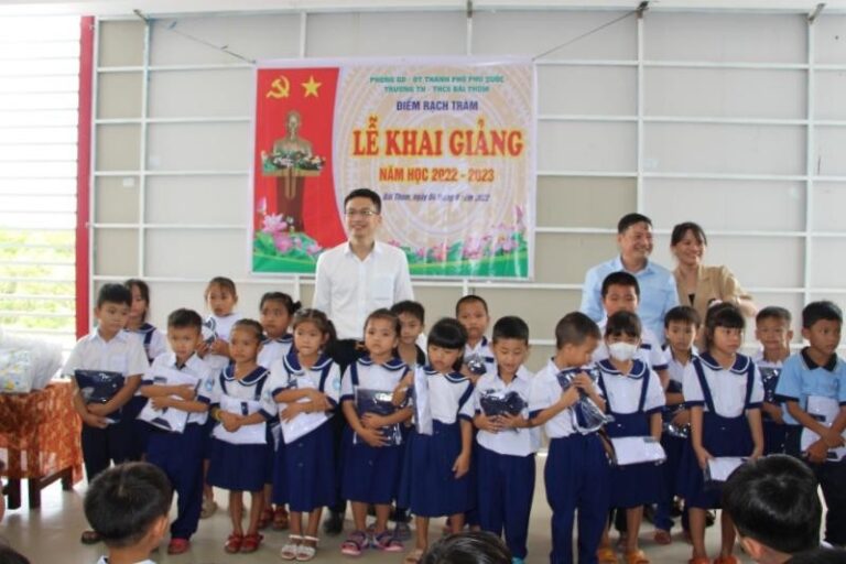 ĐƯA VÀO SỬ DỤNG ĐIỂM TRƯỜNG RẠCH TRÀM CHO HỌC SINH BÃI THƠM, PHÚ QUỐC