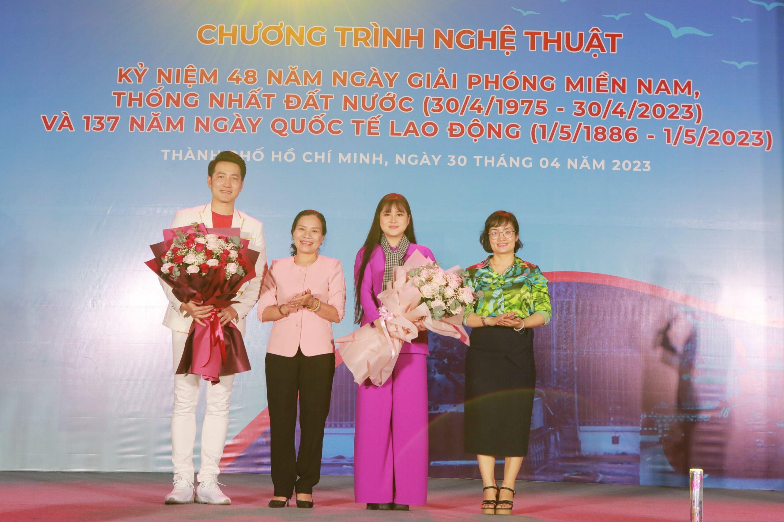 HÀO HÙNG, XÚC ĐỘNG CHƯƠNG TRÌNH CHÀO MỪNG LỄ 30/4 VÀ 1/5 TẠI QUẢNG TRƯỜNG HÒA BÌNH – KDC CITYLAND PARK HILLS